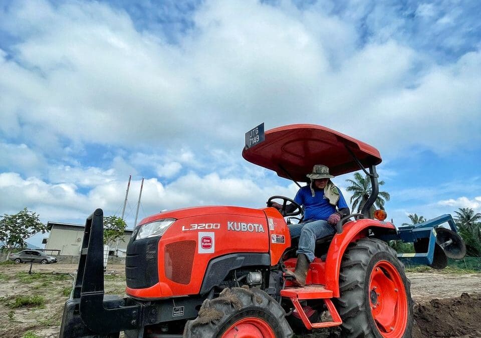UTM PAGOH ENHANCED EFFICIENCY AND MODERNIZATION IN AGRICULTURE WITH KUBOTA LS3800