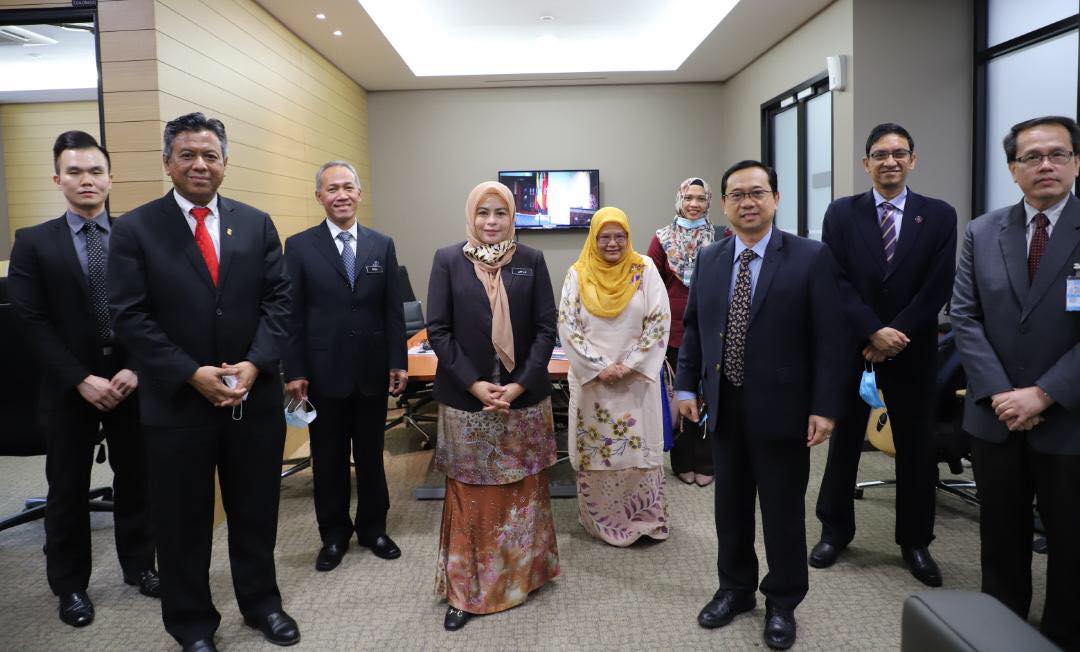 Prof Datuk Ts Dr. Ahmad Fauzi Ismail met with the Minister of Higher Education Dato Dr. Noraini Ahmad