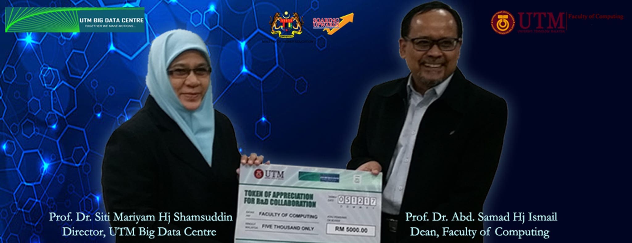 5 Dec : UTM BDC Handing Over Token of Appreciation to Faculty of Computing for R & D Collaboration