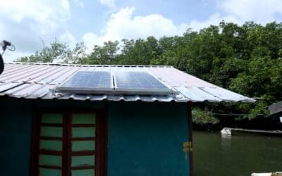 UTM Lestarikan Rumah Rakit di Tanjung Surat dengan Teknologi Solar